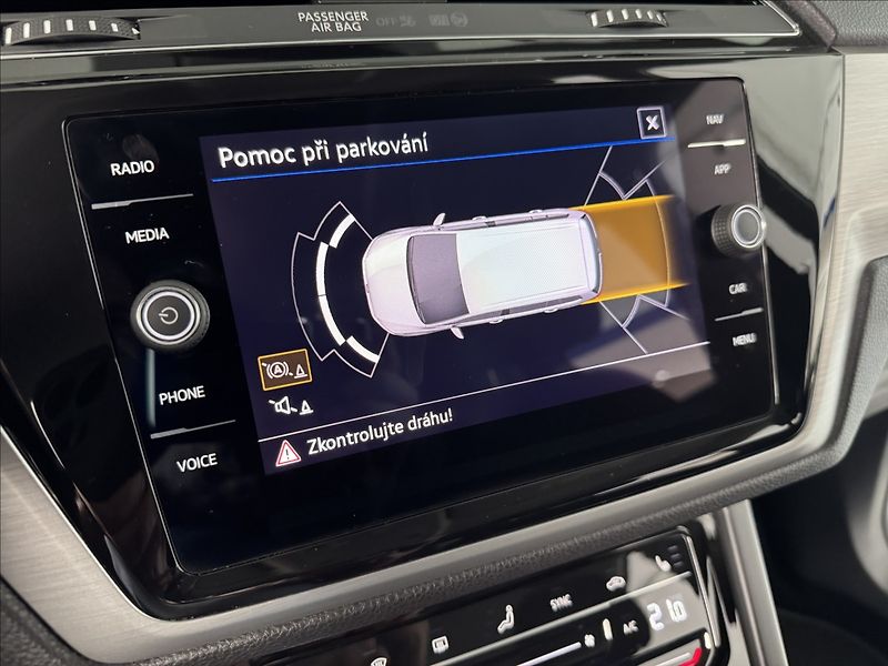 Volkswagen Touran 2,0 TDi  DSG Comfortline LED V - fotka 33 z 43