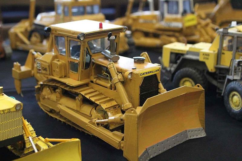 Papírový model buldozeru Caterpillar.