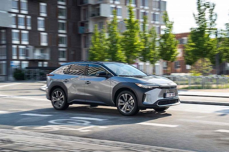 Toyota bZ4x při jízdě