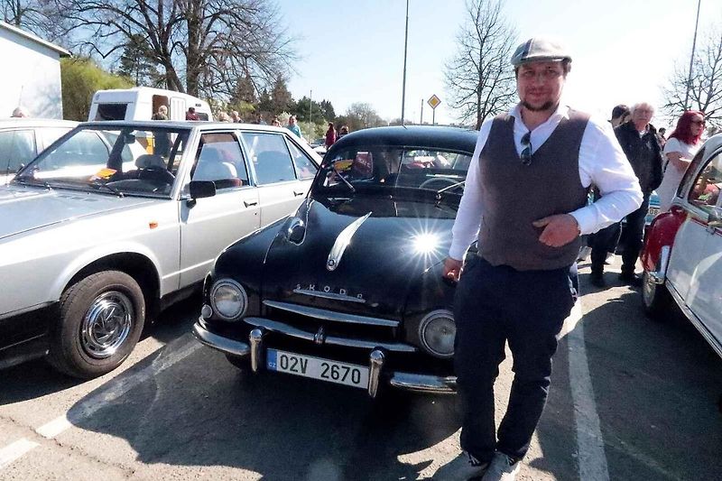 Hynek Trachta z Velkého Meziříčí dorazil se Škodou 1201 na zahájení sezony automobilových veteránů do Třebíče. Téměř 70 let tato škodovka jezdila ve Finsku.