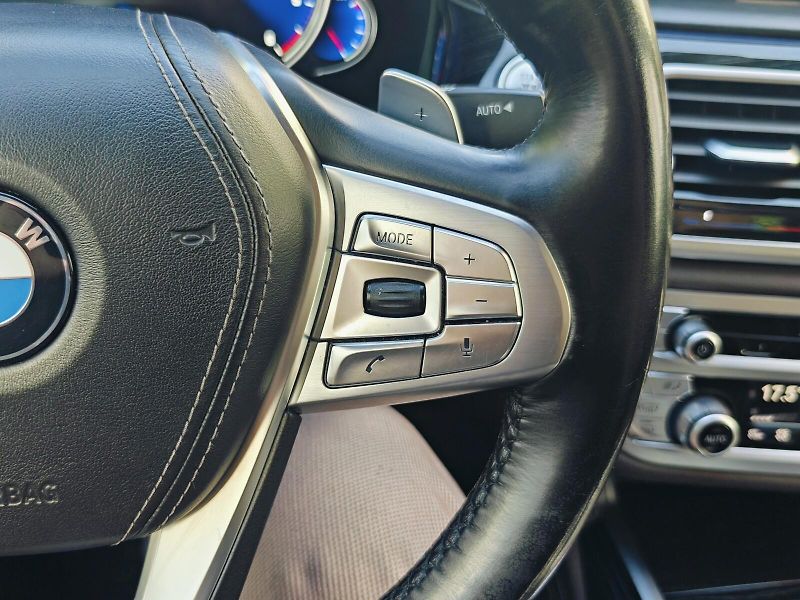 BMW Řada 7 (2016) 3,0 740d xDrive M - fotka 30 z 43