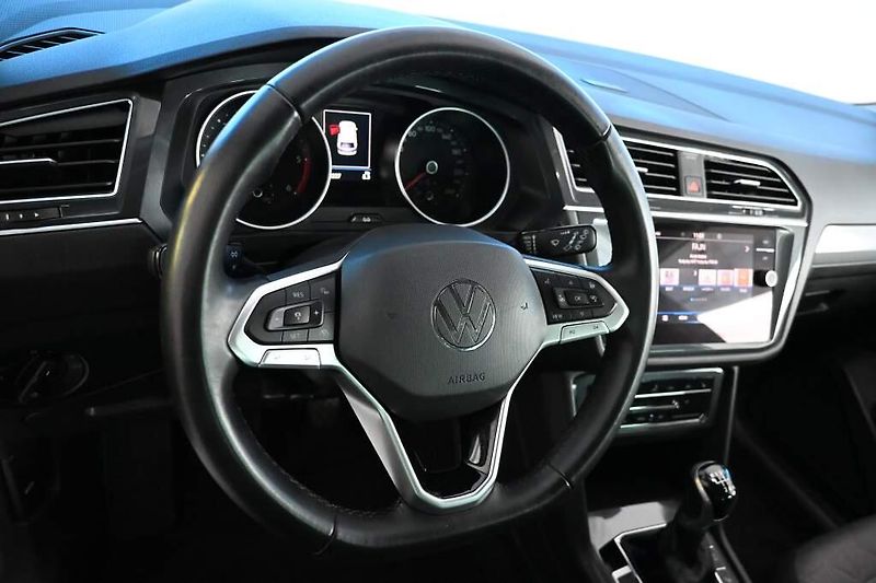 Volkswagen Tiguan (2023) 2.0 Matrix LED Tažné Kamera AC - fotka 13 z 38