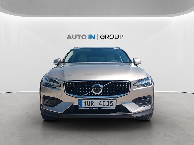 Volvo V60 (2023) CC B4 PLUS MHEV Diesel - fotka 2 z 14