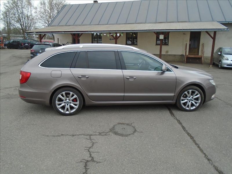 Škoda Superb 2,0   2.0.TDI-CR-125KW - fotka 5 z 28