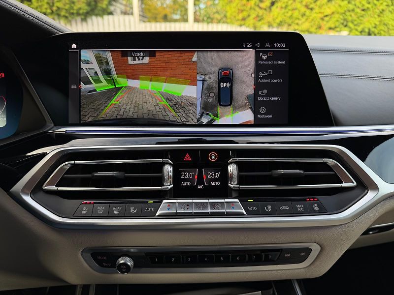 BMW X7 M50xD-R22-PANO-H&K-ČR-TOP STAV - fotka 32 z 53