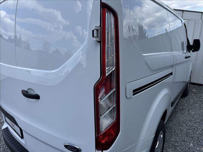 Ford Transit Custom 2,0 TDCi L1H1 DPH 1.maj ČR - fotka 25 z 50