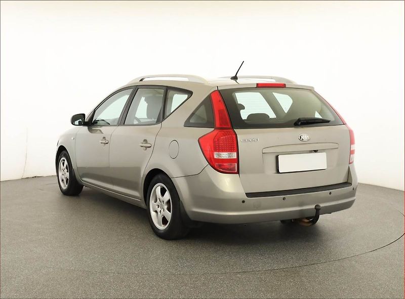 Kia Ceed (2011) 1.6 CVVT, po STK, Tažné - fotka 4 z 13