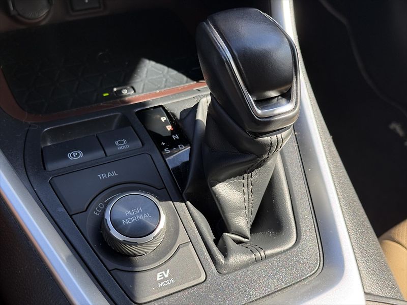 Toyota RAV4 2,5 Executive, 4x4, Hybrid - fotka 18 z 22