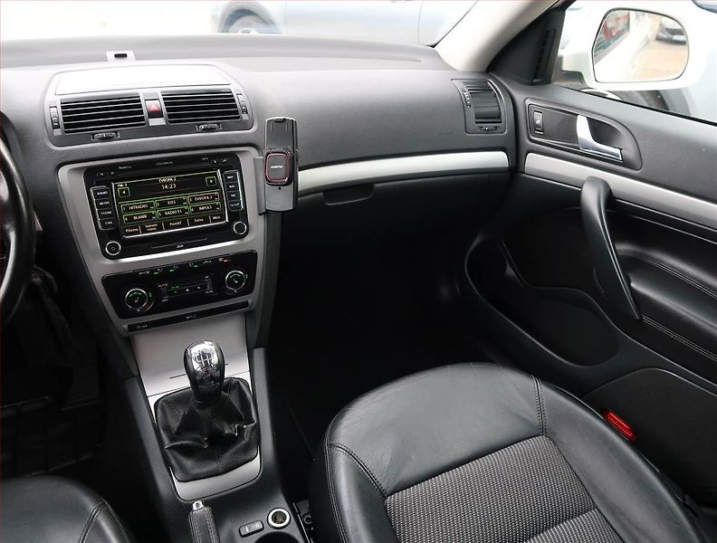 Škoda Octavia (2010) 2.0 TDI, nová STK, rezervace - fotka 8 z 20