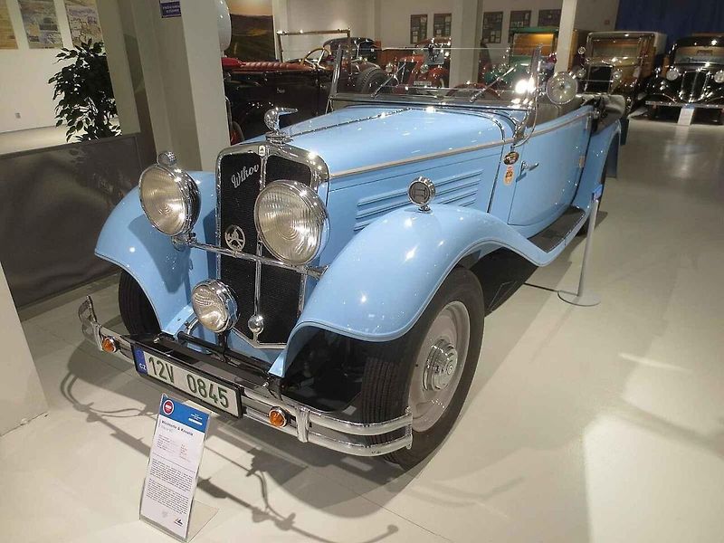 Před 100 lety se v továrně Wikov rozhodli pro zahájení výroby automobilů. Na snímku je renovovaný Wikov 35 Kapka, první československý aerodynamický automobil.