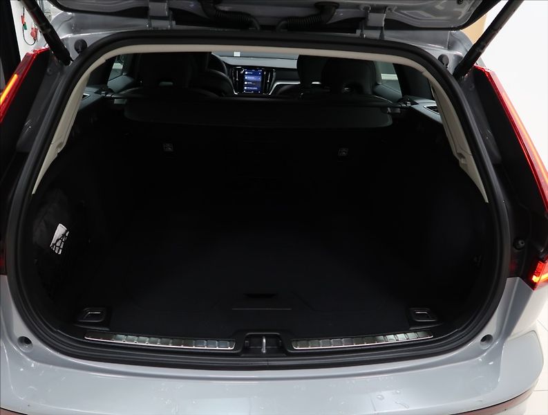 Volvo V60 2,0 B4 AT PLUS NAVI KAMERA ČR - fotka 9 z 24