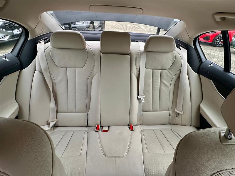BMW Řada 7 4,4 750i xDrive 390 kW DPH - fotka 14 z 40