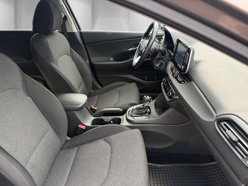 Hyundai i30 (2021) 1,5 T-GDi 117 kW SMART DCT - fotka 22 z 24