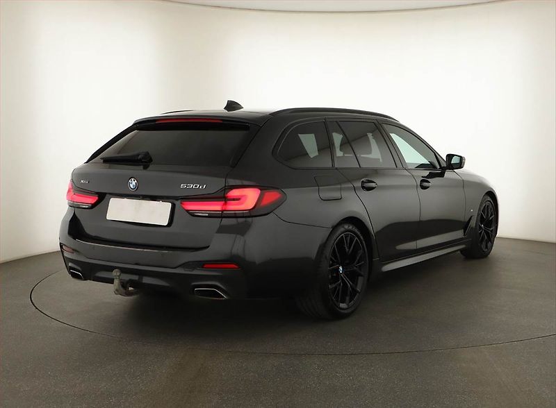 BMW Řada 5 (2023) 530d xDrive - fotka 5 z 21