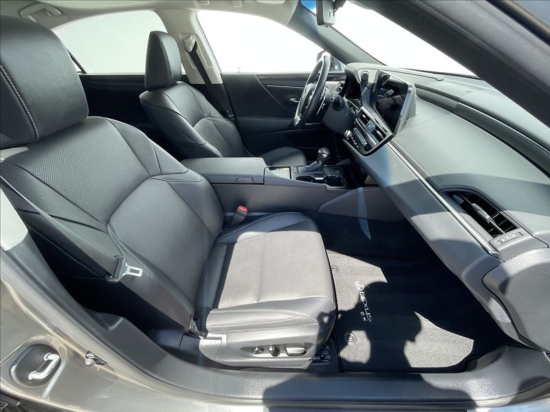 Lexus ES 300h 2,5 Business Edition - fotka 16 z 22