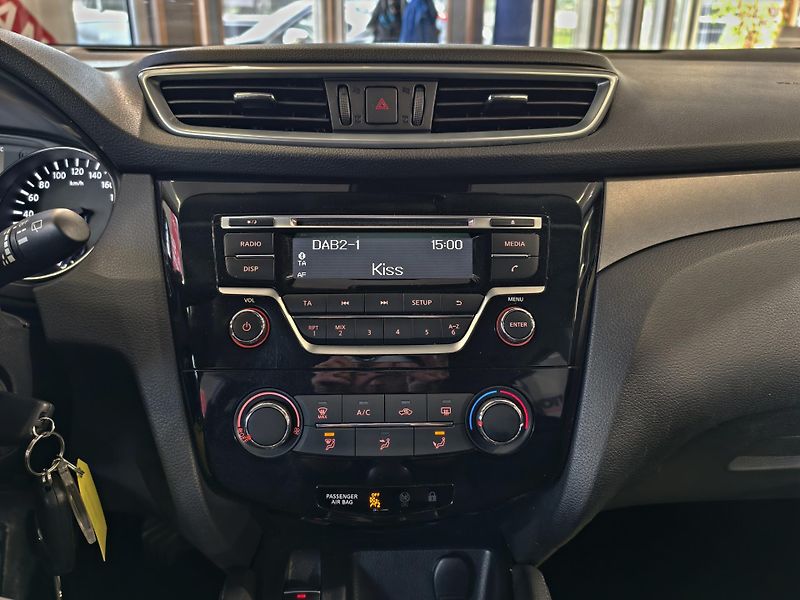 Nissan Qashqai 1.2 DIG-T TEMPOMAT, LANE, DPH  - fotka 13 z 24