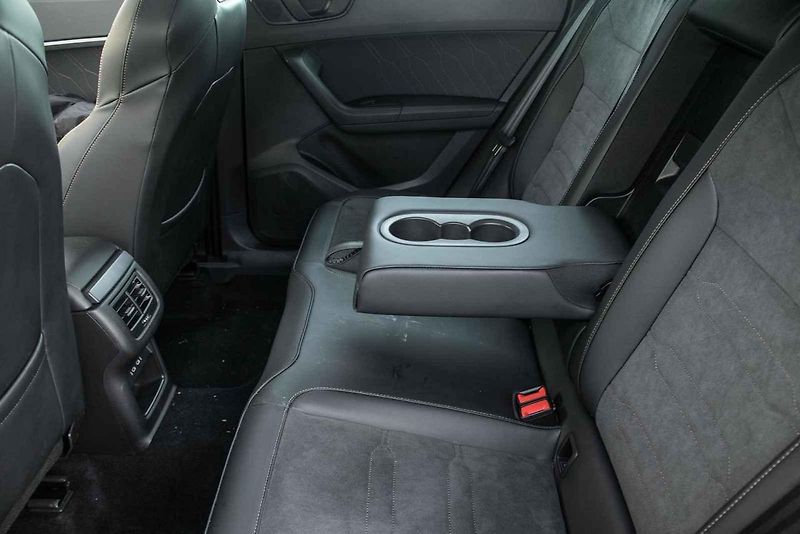 Zvenčí má sportovní šmrnc a sexy detaily, uvnitř však Cupra Ateca neopustila praktičnost rodinného SUV.