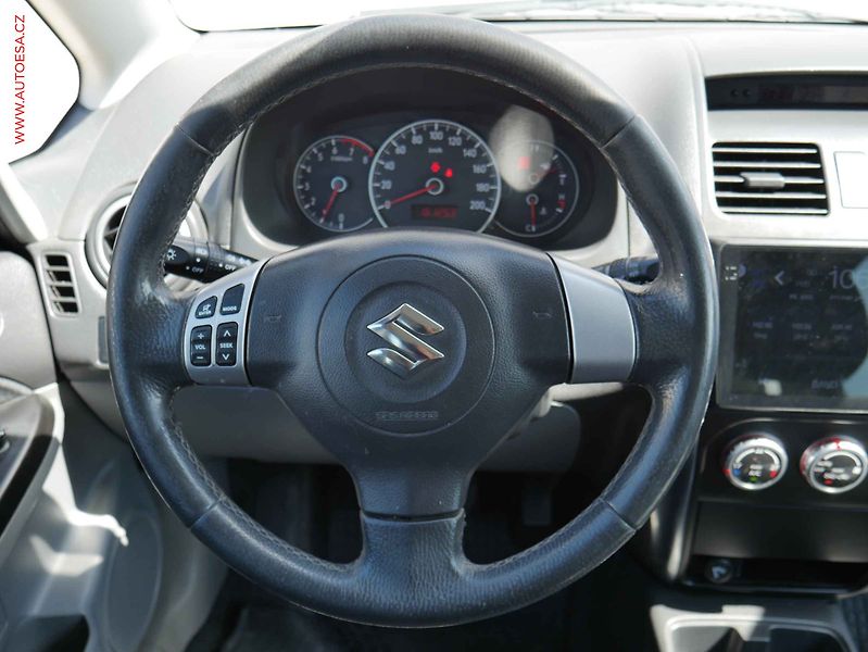 Suzuki SX4 (2006) 1.6i 4x4, AC, park.kamera - fotka 13 z 19