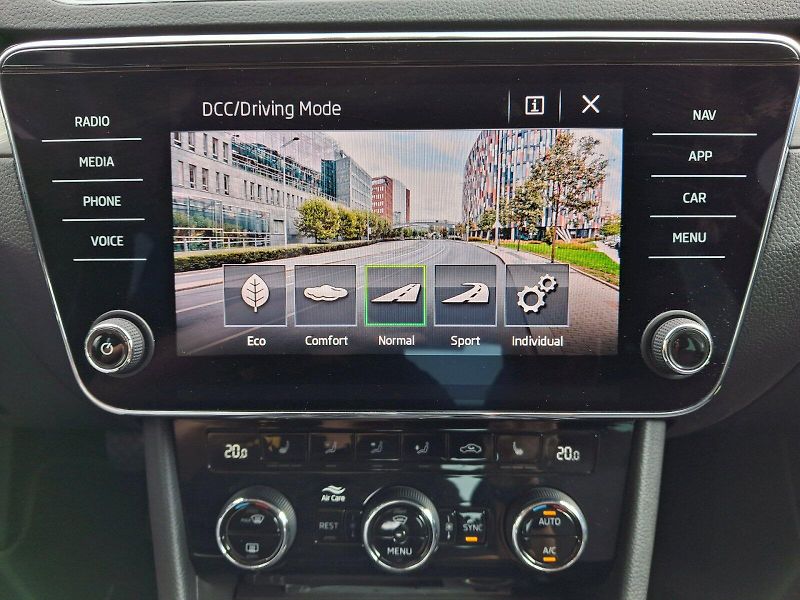 Škoda Superb (2019) Style Extra DSG 2,0TDi 140kW - fotka 25 z 35