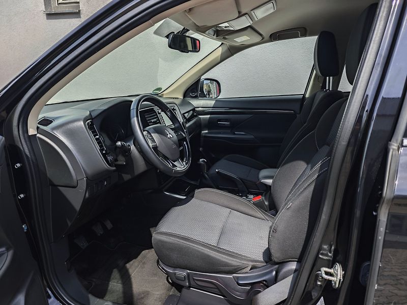 Mitsubishi Outlander (2021) 2.0 Mivec Diamant 2WD Kamera - fotka 14 z 44