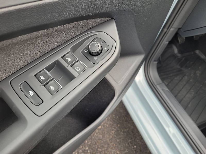 Volkswagen Golf (2025) 1.5 TSI People - fotka 10 z 54