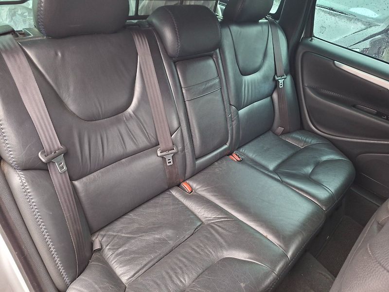 Volvo XC70 (2005) 2.4 D5 120kW AWD -PLNÝ SERVIS! - fotka 24 z 43