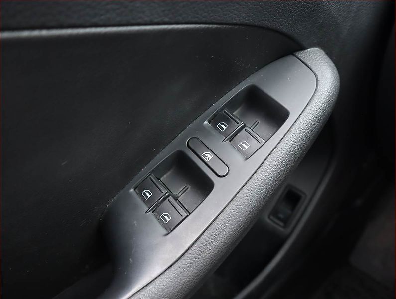 Volkswagen Jetta (2017) Highline 2.0 TDI, Navi - fotka 18 z 19