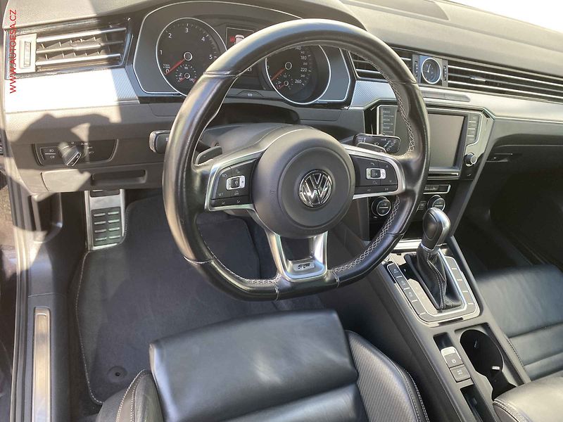 Volkswagen Passat (2015) 2.0 TDi, R-Line, DSG, LED - fotka 13 z 19