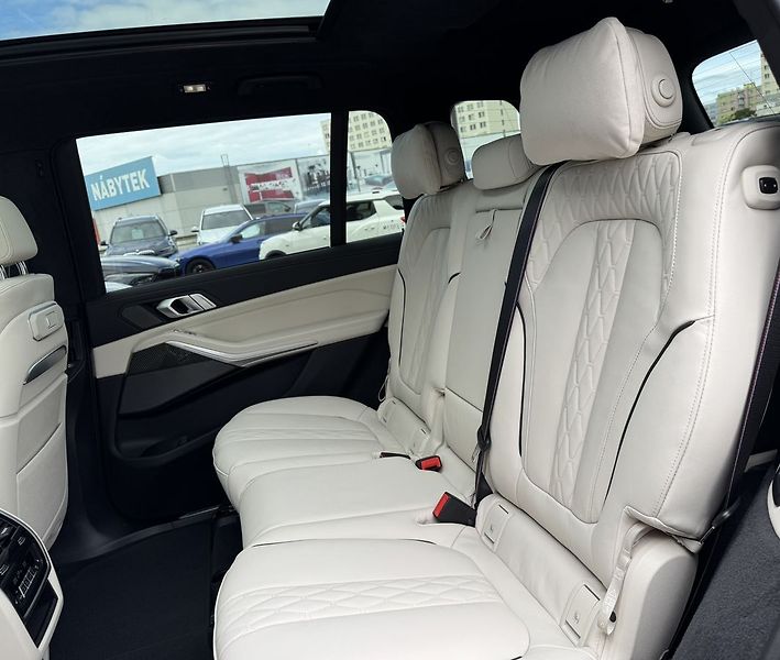 BMW X7 xDrive 40d - fotka 18 z 24