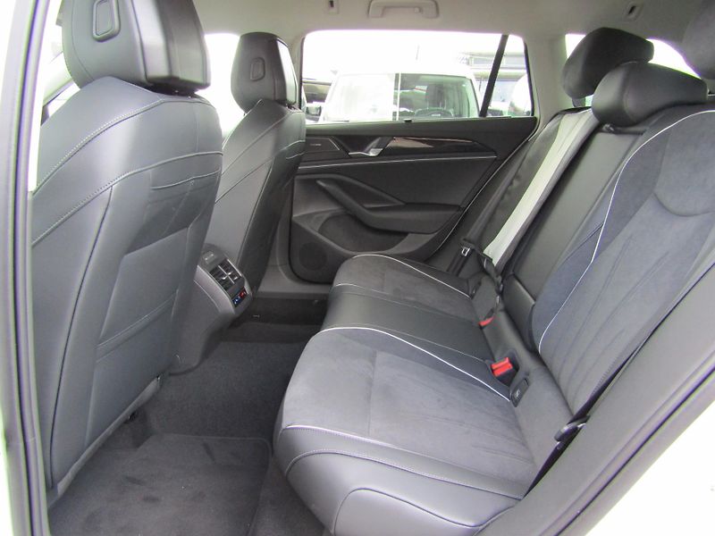 Volkswagen Passat 1,5 eTSI 11KW DSG NEZ.TOPENÍ - fotka 24 z 30
