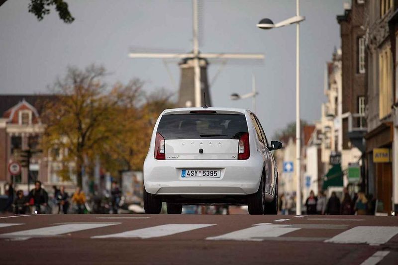 Superb iV při jízdě v elektrickém režimu