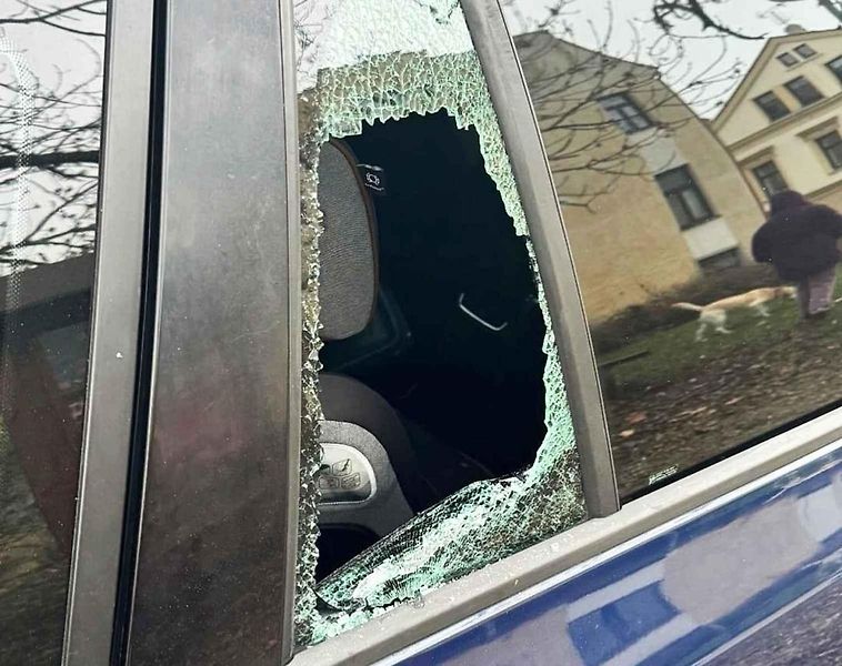 Rozbitá okna automobilů se vyskytla v mnoha částech Jablonce nad Nisou.