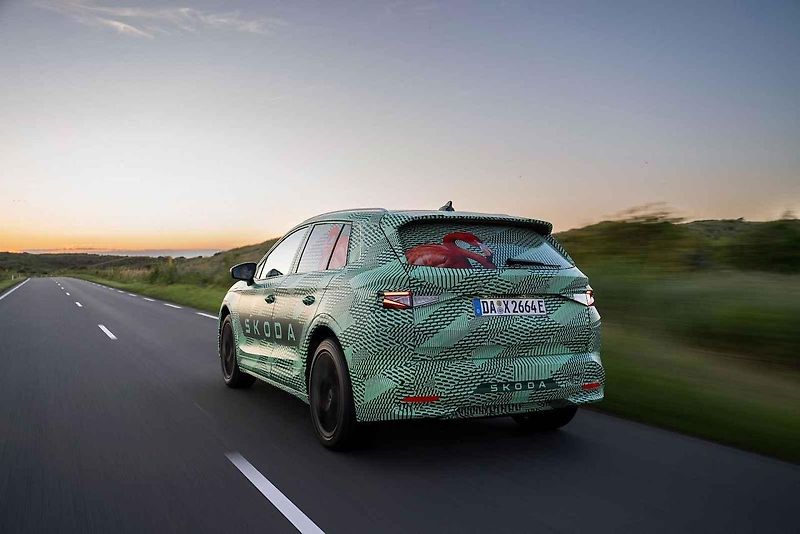 Škoda Elroq při testovacích jízdách s kamuflovanými kusy
