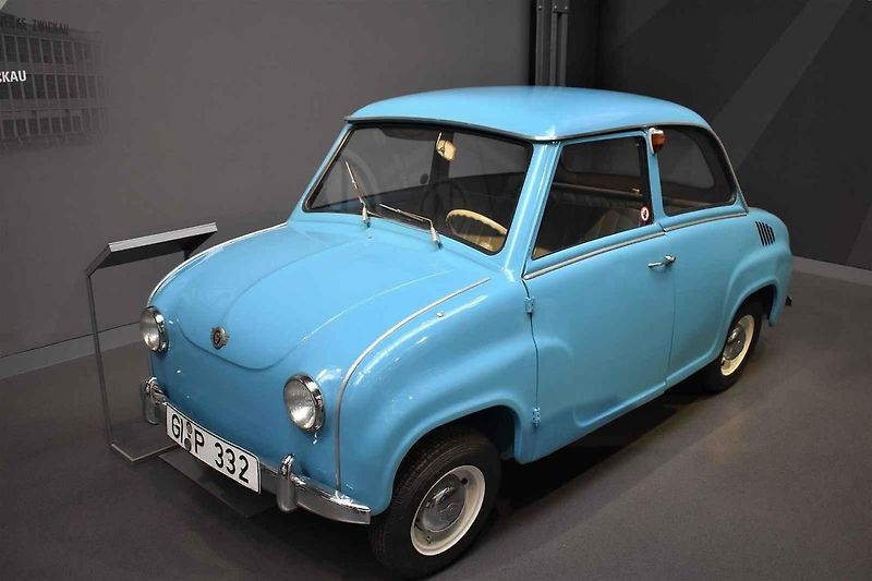 Porovnání parkujících vozů Audi Quattro a Peel P50