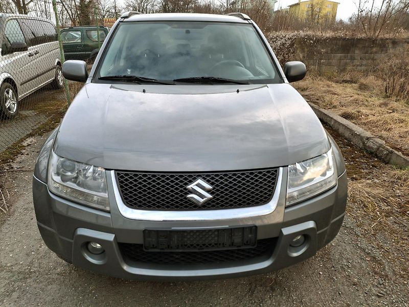 Suzuki Grand Vitara 2.0 benzin  Rezervace - fotka 12 z 43