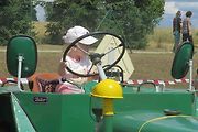Traktoriáda ve Studenci na Třebíčsku nespočívá pouze v přehlídce zúčastněných strojů. Mnoho z nich se účastní dovednostních soutěží, což láká davy lidí.