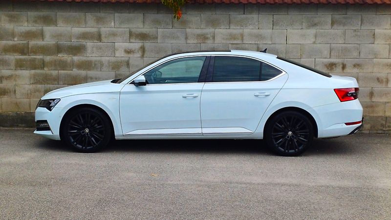Škoda Superb L&K 147kW TDI 4x4 WEBA-PANO-TZ - fotka 8 z 50