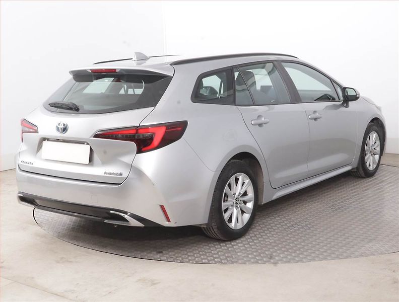 Toyota Corolla (2023) 2.0 Hybrid - fotka 5 z 16