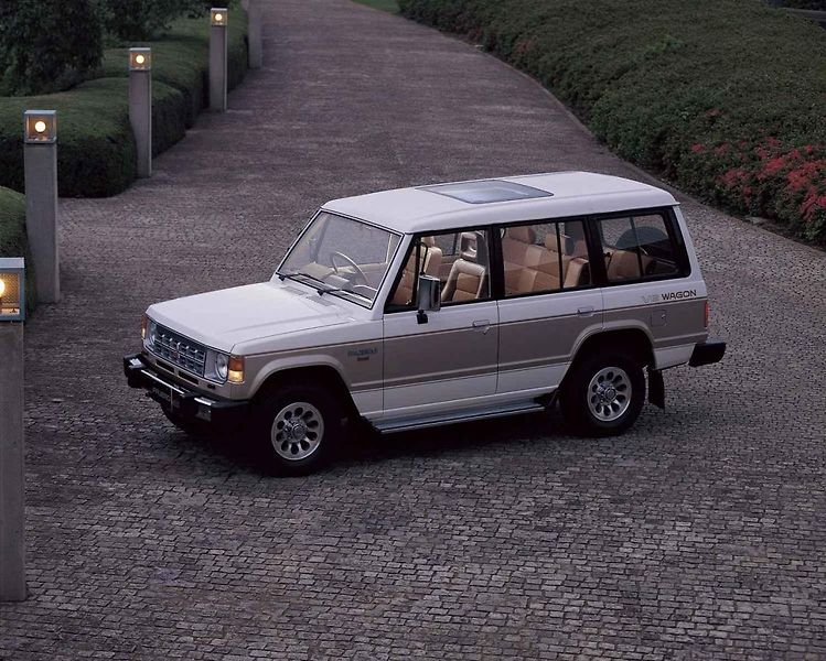 Mitsubishi Pajero při mezigeneračním setkání.