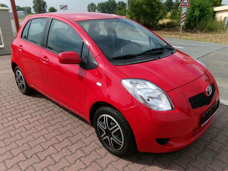 Toyota Yaris (2006) 1,0 VTT-i KLIMA - fotka 9 z 25