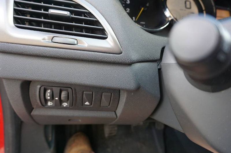 Renault Mégane (2013) 2, MAJITEL NOVÉ V ČR - fotka 29 z 31