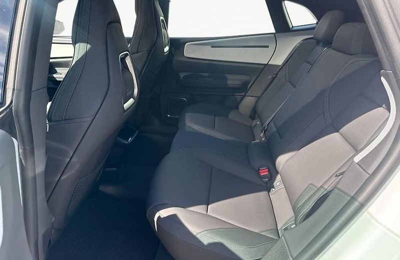 Polestar 4 LR AWD Plus Pilot 360kam Pano. - fotka 11 z 18