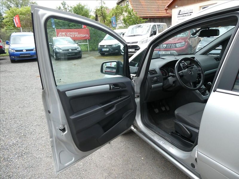 Opel Zafira 1,8 i 16V klima, závěs - fotka 16 z 38