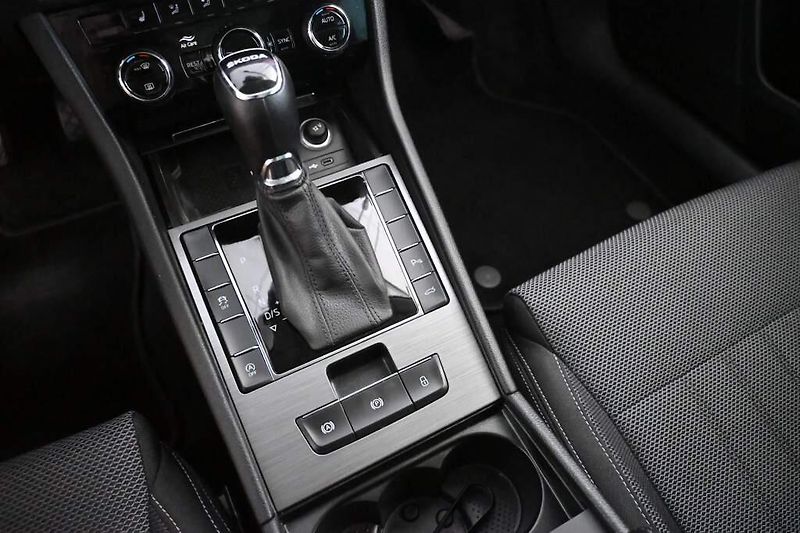 Škoda Superb (2022) 2.0 STYLE 147 KW DSG MATRIX LE - fotka 23 z 35
