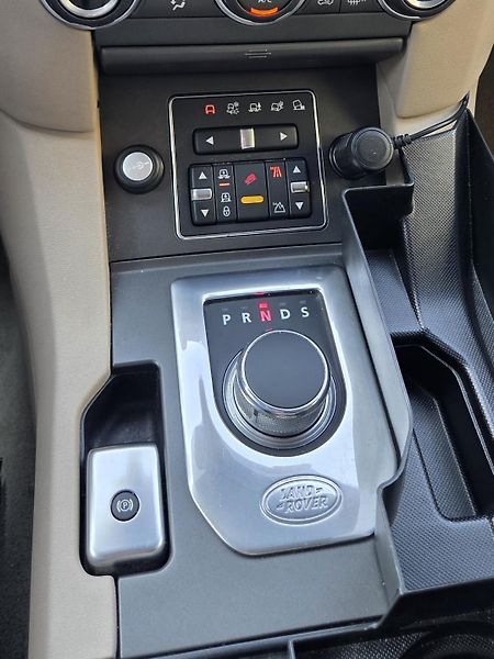 Land Rover Discovery (2013) Discovery 4 SDV6 HSE - fotka 8 z 24