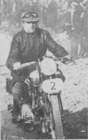 George Brough jezdil motocyklové závody se speciální plochou čepicí., zdroj: Wikimedia Commons, Rocknrollmancer