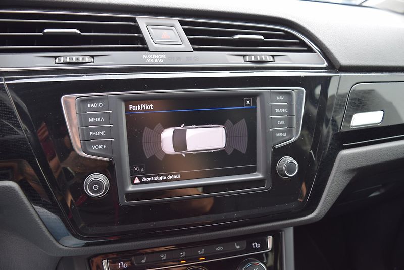 Volkswagen Touran (2017) 2.0TDI 110kw 7MÍST TAŽNÉ NAVI - fotka 28 z 50