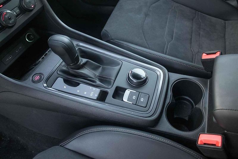 Zvenčí má sportovní šmrnc a sexy detaily, uvnitř však Cupra Ateca neopustila praktičnost rodinného SUV.