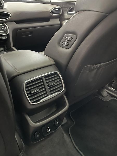 Hyundai Santa Fe 2.2 CRDi ČR AWD AT 7.MÍST LUXU - fotka 23 z 40