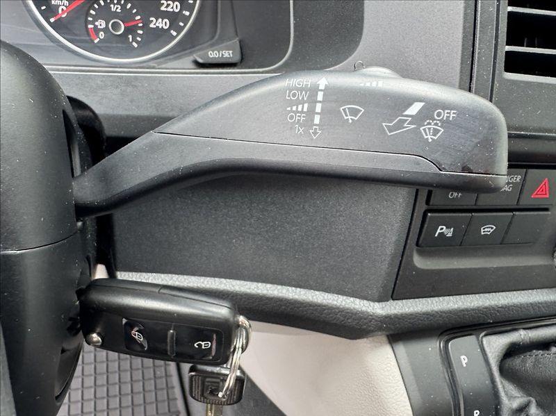 Volkswagen Transporter 2,0 TDI DSG LONG DPH 1.maj. ČR - fotka 36 z 50